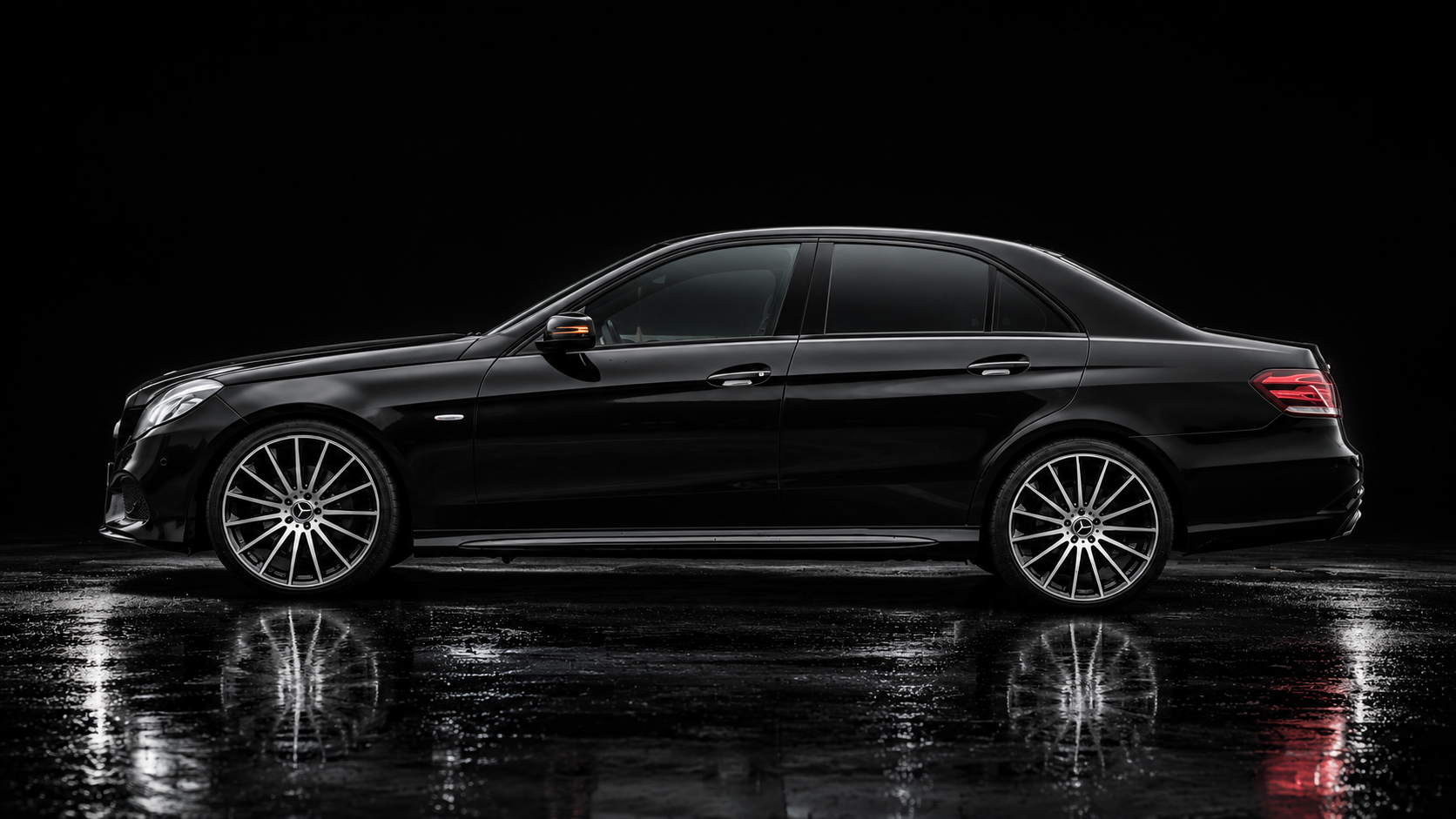 KomforTaksi – juodas Mercedes-Benz E klasės automobilis studijoje